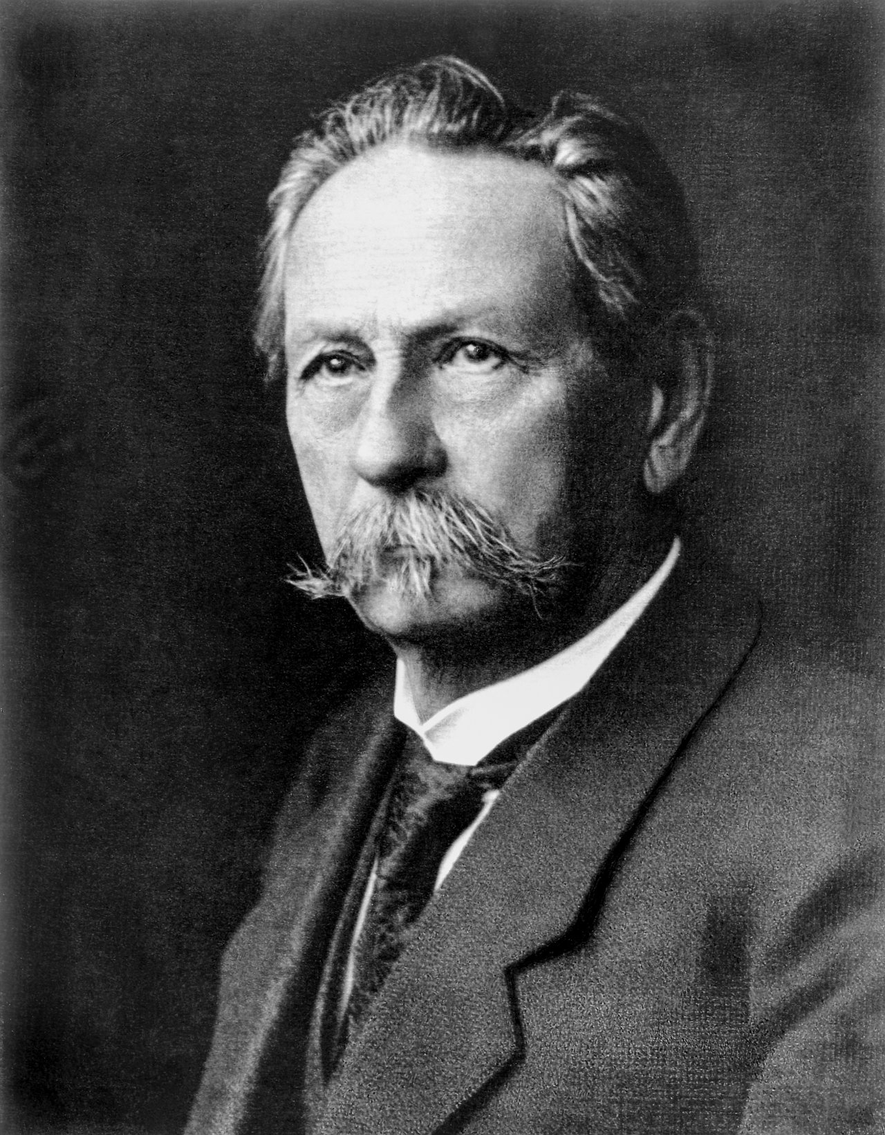 Carl Benz (25. november 1844 – 4. april 1929), pionir mobilnosti in izumitelj avtomobila. 