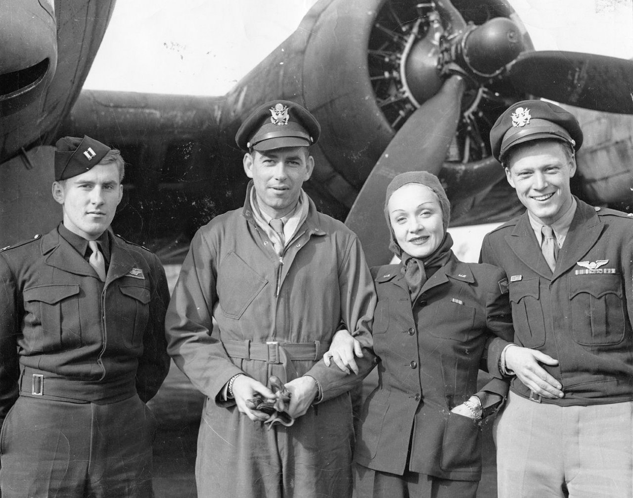 Marlene Dietrich z letalci 401. bombniške skupine po poletu z B-17 29. septembra 1944.