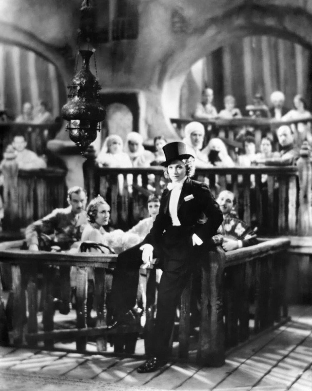 Njen prvi film v Hollywoodu je bil Maroko (1930), kjer jo lahko vidimo v fraku s cilindrom na glavi.